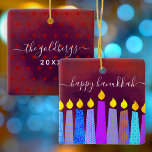 Hanukkah Menorah Candles skript Namn Red Keepsaké<br><div class="desc">"Lycklig Hanukkah." En lekfull, modern, konstgjord illustration av boho mönster-ljus hjälper dig att skjuta in helgdag av Hanukkah i stil. Blåljus med färglöst faux foil mönster täcker över en rik, djup, nedbränd röd orange och texturerad bakgrund. På baksidan anpassar du dig med din familj namn och år, över en liten...</div>