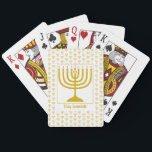 Hanukkah MENORAH Casinokort<br><div class="desc">Elegant vita Hanukkah MENORAH-spelkort som visas med faux guld-menorah i ett mönster i sidled. I mitten finns en bild av en stor menorah som är ANPASSADE, så att du kan överföra din egen bild. Under texten står CHAG SAMEACH. Det här är också anpassade så att du kan lägga till hälsning...</div>