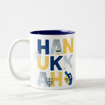 HANUKKAH Menorah Dreidel Coffee Mugg<br><div class="desc">Vår tvåtonsstjärna i Hanukkah Hälsning med en dreidel, menorah, gelégodis och judiska stjärnor av David är ett vackert, roligt sätt att önska familj och vänner en Lycklig Hanukkah i stil. . Anpassa med din anpassningsbar hälsning på motsatt sida för att verkligen göra det till ett slag. Fråga: Skicka e-post eller...</div>