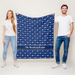 Hanukkah Menorah Dreidel Mönster Anpassningsbar Bl Fleecefilt<br><div class="desc">Snygg,  personlig Hanukkah-filt i söt blue med en coola mönster av judenisstjärnan,  drömidel för roligt Chanukah-spel och den judiska menorah för helgdag. Monogram den här familjetäcken till vardagsrummet.</div>