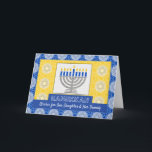 Hanukkah Menorah för en dotter- och familjemiljö Helgkort<br><div class="desc">En silver-menorah med blå ljus på en ornerad bakgrund dekorerar omslaget på Lycklig Hanukah-kortet för en dotter och hennes familj. Kortet har ett mosaiskt utseende i struktur. Art,  bild och versell copyright © Shoaff Ballanger Studios,  2023.</div>