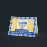 Hanukkah Menorah för en dotter- och familjemiljö Helgkort<br><div class="desc">En silver-menorah med blå ljus på en ornerad bakgrund dekorerar omslaget på Lycklig Hanukah-kortet för en dotter och hennes familj. Kortet har ett mosaiskt utseende i struktur. Art,  bild och versell copyright © Shoaff Ballanger Studios,  2023.</div>