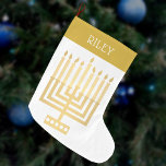 Hanukkah Menorah Guld Tone Elegant Modern Stor Julstrumpa<br><div class="desc">Anpassa denna elegant och det moderna stil Hanukkah Menorah-lagret genom att lägga till ett namn i vitt till guld-tonens "kuff"-design. Utformningen är elegant och enkel med min ursprungliga kvadrat stil Menorah i faux guld på vitt och ett enkelt men intressant typsnitt för namn. Oavsett om du firar Chanuka och vill...</div>
