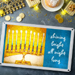 Hanukkah Menorah Gult Blue Shining Bright Artsy Bricka<br><div class="desc">"Shining bright hela natten." Ett närfoto av en ljusstark, färgstark, gult guld-artsy-menorah-foto med tealaccenter hjälper dig in i helgdag av Hanukkah i stil. Känn julhelgens värme och glädje när du användor den här fantastiska, färgstarka hanukkah som serverar brickan. Fyra storlekar att välja mellan: små, medelstora, stora och stora extra samt...</div>