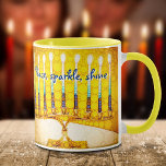 Hanukkah Menorah Gult Peace Gnistra Shine-skript Mugg<br><div class="desc">"Fred, gnistra, skina." Ett närliggande foto av en ljus, färgstark, gult och guld artsy-menorah hjälper dig att sätta dig in i helgdag av Hanukkah i stil. Känn julhelgens värme och glädje när du dricker ur den här chicen, färglöst Hanukkah-kaffe mugg. Gör en slående uppsättning på fyra mugg när den köps...</div>