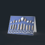 Hanukkah Menorah Helgkort<br><div class="desc">Skapa ditt anpassade Helgdag-kort med oss! Fyll i önskemål med ditt Helgdag-kort genom att infoga ditt eget meddelande, ett familjefoto eller behålla som det är! En del av alla intäkter från helgdag-kort kommer att gå till BoatUS Foundation för båtsäkerhet och rent vatten. Inkomsterna stöder vår uppdrag att minska antalet olyckor...</div>