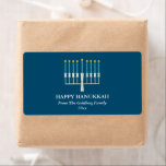 Hanukkah Menorah i blå Personlig Fraktsedel<br><div class="desc">Simple Hanukkah hälsning med en belyst menorah-illustration i blått. All text kan anpassas så att du kan använda den önskade stavningen av Hanukkah.</div>
