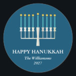 Hanukkah Menorah i blå Personlig Runt Klistermärke<br><div class="desc">Simple Hanukkah hälsning med en belyst menorah-illustration i blått. All text kan anpassas så att du kan använda den önskade stavningen av Hanukkah.</div>