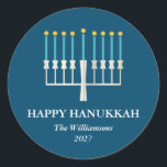 Hanukkah Menorah i blå Personlig Runt Klistermärke<br><div class="desc">Simple Hanukkah hälsning med en belyst menorah-illustration i blått. All text kan anpassas så att du kan använda den önskade stavningen av Hanukkah.</div>