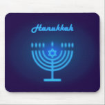 Hanukkah Menorah ljus Festival dekoration Musmatta<br><div class="desc">Hanukkah Menorah Neon ljus Navy Blue Background. Hanukkiah Candlestick med Candles,  David stjärna,  israelisk stjärna. Modern design,  hemdekan. Dekorationen för den judiska vinterhögtiden</div>
