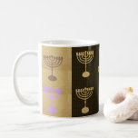 Hanukkah Menorah Ljus Helgdag Guld Symbol Kaffemugg<br><div class="desc">Kaffe Mugg med Hanukkah Festival Guld Menorah Ljus Helgdag,  dekorativt mönster. Hanukkah Logotyp Dekoration. Israel,  Jerusalem. Modern design för Sofiartmedia. Hem,  Köks och Dining,  Drinkware,  Mugg och Kopp. Judaica Decorative Guld Ornament.</div>