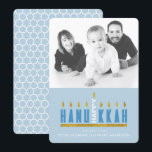 Hanukkah | Menorah Lycklig Hanukkah 1-fotokort Inbjudningar<br><div class="desc">Skicka Hanukkah hälsning till familj och vänner med detta moderna anpassade. I teckningen finns ord "Lycklig Hanukkah" designad för att likna en menorah med ljus som lyser med ljus - varje brev representerar ett av ljusen och ord "Lycklig" blir mittljus. Anpassa den genom att lägga till egna hälsning och namn...</div>