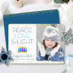 Hanukkah Menorah Modern Peace Kärlek Light Photo Julkort<br><div class="desc">"Fred, kärlek och ljus." En lekfull, modern, konstgjord illustration av boho mönster-ljus på en menorah hjälper dig att vaktera helgdag av Hanukkkah, tillsammans med den anpassningsbar bild du väljer. Blåljus med färglöst faux foil mönster täcker över en vit bakgrund. Faux guld foil konetti ger ram kortet. Känn julhelgens värme och...</div>