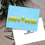 Hanukkah Menorah Olife | Logotyp för baby blue för Julkort<br><div class="desc">Fira lagandan i Hanukkah med ett kort som är lika lekfullt som meningsfullt. På framsidan går med en livlig grupp oliver krafter som står sida vid sida för att skapa en glödande menorah - kompletterad med det roligt-vänliga budskapet "Lycklig Hanukkah från oliver." Det är ett glatt sätt att visa hur...</div>