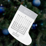 Hanukkah Menorah Silver Tone Elegant Modern Stor Julstrumpa<br><div class="desc">Anpassa denna elegant och det moderna stil Hanukkah Menorah-lagret genom att lägga till ett namn i vitt till silver-tonens "kuff"-design. Utformningen är elegant och enkel med min ursprungliga kvadrat stil Menorah i faux silver på vitt och ett enkelt men intressant typsnitt för namn. Oavsett om du firar Chanuka och vill...</div>
