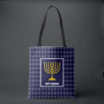 HANUKKAH Menorah Star David Personlig Navy Blue Tygkasse<br><div class="desc">Snyggt festive skriver ut marint blå TOTE BAG med faux silver Star av David i subtil bakgrund mönster. Platshållartext är anpassade så att du kan byta LYCKLIG HANUKKAH till ett hälsning som du själv väljer (text av liknande längd), ditt namn eller text på ditt eget språk. En del av Hahs...</div>
