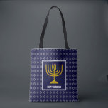 HANUKKAH Menorah Star David Personlig Navy Blue Tygkasse<br><div class="desc">Snyggt festive skriver ut marint blå TOTE BAG med faux silver Star av David i subtil bakgrund mönster. Platshållartext är anpassade så att du kan byta LYCKLIG HANUKKAH till ett hälsning som du själv väljer (text av liknande längd), ditt namn eller text på ditt eget språk. En del av Hahs...</div>