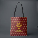 HANUKKAH Menorah Star David Personlig RED Tygkasse<br><div class="desc">Snyggt festive skriver ut TOTE BAG med faux guld Star av David i subtil bakgrund mönster. Platshållartext är anpassade så att du kan byta LYCKLIG HANUKKAH till ett hälsning som du själv väljer (text av liknande längd), ditt namn eller text på ditt eget språk. En del av Hahs samling. Andra...</div>