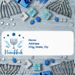 Hanukkah Menorah star Returadress Etikett<br><div class="desc">. - Vi firar åtta dagar och åtta nätter på festivalen i Ljus med Hanukkah-kort och -gåvor. Ljus festival är här. Ljusa menoran,  spela med drömmaren och festen på latkes och sufganiyots. Fira Hanukkahs anda med vänner,  familj och nära och kära genom att önska dem Lycklig Hanukkah.</div>
