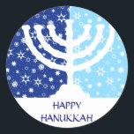 Hanukkah Menorah Sticker Runt Klistermärke<br><div class="desc">En vit bild av Hanukkah-menorah sitter mot en vinblåblå bakgrund på detta klistermärke. Två ton blått ökar kontrasten till snöflingor och bakgrunden. Lägg till ditt eget skräddarsydda Hanukkah-meddelande under och sätt fast den här etiketten på allt! Finns i matchande porto,  kort och andra tjänster.</div>