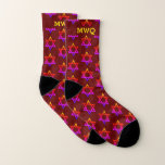 Hanukkah| Monogram Burgundi| STAR FÖR DAVID Strumpor<br><div class="desc">Snyggt, burgundisk STAR AV DAVID HANUKKAH Socks, designad med en färgstark stjärna av David i ett lodrät, tiled mönster. Det finns ett anpassade TRIPLE MONOGRAM som du kan använda med ditt eget initialer.Formgivningen upprepas på insidan och utsidan. Idealisk gåva till jul och födelsedag, och särskilt till Hanukkah. Finns i andra...</div>