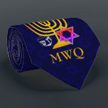 HANUKKAH Monogram Slips<br><div class="desc">Elegant,  snyggt midnattblå HANUKKAH Neck Tie,  designad med faux guld menorah,  färgstark stjärnan av David och silver färgad dreidel plus ANPASSADE MONOGRAM. Det finns en subtil mönster av David stjärna i bakgrunden. Finns i mittblått med monogram som tillval.</div>