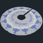 Hanukkah Mörk blått Menorah Roligt Chrismukah Julgransmatta Borstad Polyester<br><div class="desc">Den här eleganten blått, silver och vitt Chanukkah träd-kjol gjordes för blandade familjer och de som satte upp en "Hanukkah Bush". Den blå Menorahs-cirkeln runt Faux silver färg-bakgrunden tillsammans med anpassningsbarna. Den traditionella festivalen i Ljus färg gör att kjolen i träd blir perfekten som avslutar beröring till dekorationerna i Julfesten....</div>