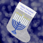 Hanukkah Mörk blått Menorah Silver Chrismukah Stor Julstrumpa<br><div class="desc">Blått, silver och vitt strumpor med en marin blå Menorah med vita ljus och en stjärna av David-symbol på basen. Den här designen finns på många fler artiklar i min butik, från hemmabruk till party. Bara för att du firar att Chanukkah inte elak kan du inte hålla ett lager. Anpassa...</div>