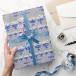 Hanukkah Mörk blått Menorah Silver Personlig Presentpapper<br><div class="desc">Elegant personlig Lycklig Hanukkah som är papper med faaux silver väv. Mörk blått Menorahs med en vit stjärna av David-motif har din anpassningsbar. Besök min butik för att se de matchande presentbanden, t.ex. presentpåsar, märkre, band och vävnadspapper. Backa dina Hanukkah-Helgdag i stil med den här typen av ett vänligt presentbyte....</div>