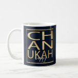 Hanukkah Mugg "Chanukah Lycklig Guld"<br><div class="desc">Klassiskt Mugg för Hanukkah. Chanukah Lycklig Guld" Chanukah Mugg. Guld-bokstäver och Guld-rektangel kan storleksändras och flyttat. Bakgrunden färg, mörk blått, kan ändras. Anpassa mugg genom att ta bort text och ersätta med egna meddelanden. Välj ditt favoritteckensnitt stil, färg och storlekt. Skapa en enkel gåva genom att lägga till några godis...</div>