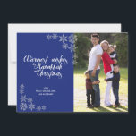 Hanukkah och det moderna fotokortet Jul - blått Julkort<br><div class="desc">Önskar familj och vänner en varm jul och Hanukkah med ett interreligiöst kort. Med blått och vitt snöflingmotiv, med plats för ett foto och ett skript med eleganten "varmaste önskemål denna Hanukkah och jul", samt plats för ditt budskap på framsidan och på baksidan. Ändra bakgrunden till färg så att den...</div>