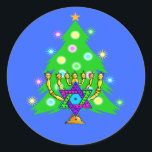 Hanukkah och jul runt klistermärke<br><div class="desc">Jul och Hanukkah om gåvor till interreligiösa familjer som firar jul- och skönheten i Chanukah. Med Julafton träd och menorah med en himmelslig stjärna omgiven av presenter på hälsningskort,  porto,  presentidéer och kläder för familjen.</div>