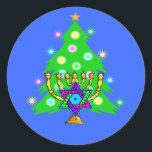 Hanukkah och jul runt klistermärke<br><div class="desc">Jul och Hanukkah om gåvor till interreligiösa familjer som firar jul- och skönheten i Chanukah. Med Julafton träd och menorah med en himmelslig stjärna omgiven av presenter på hälsningskort,  porto,  presentidéer och kläder för familjen.</div>