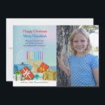 Hanukkah och julfotohelgdagkort julkort<br><div class="desc">Fira Hanukkah och jul på ditt hus? Här är ett helgdagkort som precis göras för dig. Det presenterar presenter, och en menora med ett snöig baserar och en blända bakgrund. Tillfoga precis ditt favorit- foto för att göra det din. Menora vid Vecteezy. Kortet är lätt att skräddarsy med ditt uttrycka,...</div>