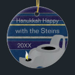 Hanukkah ’Oil Lamp/Guld’ Circle Ornament<br><div class="desc">Hanukkah ’Oil Lamp/Guld’ Circle Ornament. (2 sidor) Anpassa genom att ta bort text på utsmyckningens framsida och baksida. Skriv sedan in ditt eget ord i ditt favoritteckensnitt färg, storlekt och stil. Tack för att du stannade och shoppade förbi. Mycket uppskattat! Lycklig Chanukah/Hanukkah! Ge träd mycket mer helgdag med en anpassningsbar...</div>