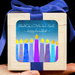 Hanukkah Peace Kärlek Blue Boho Candles Turcos Fyrkantigt Klistermärke<br><div class="desc">"Fred, kärlek och ljus." En lekfull, modern, konstgjord illustration av boho mönster-ljus hjälper dig att sätta dig in i Hanukkahs helgdag. Blåljus med färglöst faux foil mönster täcker över en turkoshöjning till vit texturerad bakgrund. Känn julhelgens värme och glädje när du användor den här häpnadsväckande, färgstarka personligen Hanukkah-dekalen. Matchningskort, omslag,...</div>