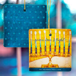 Hanukkah Peace Kärlek Light, Gult Menorah Keepsaké Julgransprydnad Keramik<br><div class="desc">"Fred, kärlek och ljus." En närliggande digital foto som illustrerar en ljus, färglös, gult och guld artsy-menorah, med personligen namn, hjälper dig att sätta dig in i helgdag av Hanukkah i stil. På baksidan överträffar en liten blå stjärna av David mönster en texturerad tealblå bakgrund. Känn julhelgens värme och glädje...</div>
