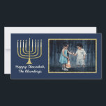 Hanukkah Photo Card "Elegant Menorah Blue" Julkort<br><div class="desc">Lycklig Helgdag, Hanukkah/Chanukah-fotokort, "Elegant Menorah Blue" Glossy, fotokort med vitt kuvert. Anpassa ordalydelsen genom att ersätta foto och text, "Lycklig Hanukkah, Blumbergs" Anpassa ordalydelsen genom att välja ditt favoritteckensnitt stil, färg och storlekt. Justera om, ändra storlek på och ändra ordalydelsen för att anpassa. Tack för att du stannade och shoppade...</div>