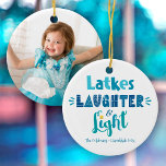 Hanukkah Photo Latkes LaughLight Roligt Modern Julgransprydnad Keramik<br><div class="desc">"Skrattar, skratt och ljus." Roligt, vismisk, handgjord typografi i dammigt blått, turkos och teal på vit bakgrund, tillsammans med fotot som du väljer på baksidan, hjälper dig att boka i Hanukkah. Känn julhelgens värme och glädje varje gång du användor den här snyggten och den moderna personligens fotobakgrund. Välj en cirkel...</div>
