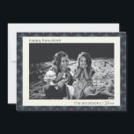 Hanukkah Photo Modern Geometric Blue Gräns Julkort<br><div class="desc">Fira festivalen i Ljus med eleganten Hanukkah-fotokort,  med ett modernt geometriskt gräns i blå toner. Den minimala men sofistikerade designen belyser ditt omhuldade familjefoto och skapar det som ett meningsfullt sätt att göra  semesterhälsningar. Anpassa den med din familjs namn för en unik och uppriktig beröring.</div>