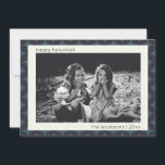 Hanukkah Photo Modern Geometric Blue Gräns Julkort<br><div class="desc">Fira festivalen i Ljus med eleganten Hanukkah-fotokort,  med ett modernt geometriskt gräns i blå toner. Den minimala men sofistikerade designen belyser ditt omhuldade familjefoto och skapar det som ett meningsfullt sätt att göra  semesterhälsningar. Anpassa den med din familjs namn för en unik och uppriktig beröring.</div>