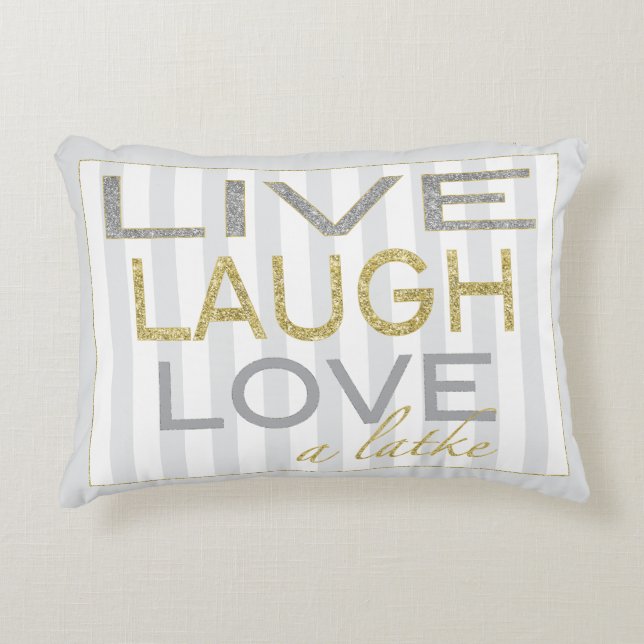 Hanukkah Pillow ’Live Laugh Kärlek a Latke’ Prydnadskudde (Framsidan)