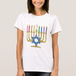 Hanukkah Rainbow Candles Guld Menorah T Shirt<br><div class="desc">Du tittar på Lee Hiller-designsamlingen av Hem- och Office Decor,  Apparel,  Gifts and Collectibles. Utformningen omfattar Lee Hiller Photography och Mixed Media Digital Art Collection. Du kan visa hennes naturfotografi på http://HikeOurPlanet.com/ och följa hennes vandrande blogg i Hett Vår nationalpark.</div>