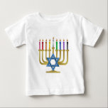 Hanukkah Rainbow Candles Guld Menorah Tee Shirt<br><div class="desc">Du tittar på Lee Hiller-designsamlingen av Hem- och Office Decor,  Apparel,  Gifts and Collectibles. Utformningen omfattar Lee Hiller Photography och Mixed Media Digital Art Collection. Du kan visa hennes naturfotografi på http://HikeOurPlanet.com/ och följa hennes vandrande blogg i Hett Vår nationalpark.</div>