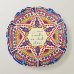 Hanukkah Round Pillow "Chanukah Paisley Dreidle" Rund Kudde<br><div class="desc">Hanukkah Round 16" Pillow "Chanukah Paisley Dreidle Design" med två sidor, som finns i tre olika strukturval (prisa ändras beroende på vilket material du väljer.) Bakgrunden färg kan bytas ut genom att du väljer färg på baksidan och framsidan av kudden. Anpassa genom att ta bort text framtill och bakåt och...</div>
