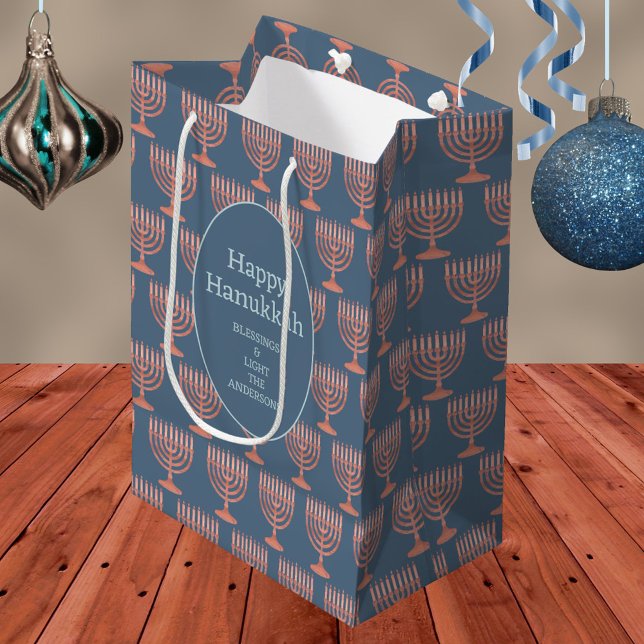 Hanukkah Rustic Menorah Blue Festival Ljus (Personalized Hanukkah gift bags with rustic faux wood menorahs and your custom text)