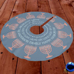Hanukkah Rustic Menorah Cute Blue Chrismukkah Julgransmatta Borstad Polyester<br><div class="desc">Skapa den perfekt personligen Hanukkah träd med din anpassningsbar och en rad skorsteniga faux redwood-menorahs runt gräns i rikens blå kjol. Vare sig du har ett trendig Hanukkah buh eller vill lägga till en aning Chanukah till juldekretet, så kommer familjer som har blandat sig i kärlek till helgdagar mellan trosinriktningar....</div>