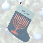 Hanukkah Rustic Menorah Cute Kids Chrismukkah Stor Julstrumpa<br><div class="desc">För barn i blandade familjer, dessa personlig Hanukkah "julstrumpor" för samman trosbekännelserna. Designad med en mörk blått bakgrund i riken och en ljusblå "kuff" i bleken som är utformad för dessa helgdag har en fingerad trämenorah och chids (eller vuxnor!) namn tryckt på mörk blått överst. Skapa en matchande uppsättning för...</div>