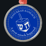 HANUKKAH SAMEACH | Chanukah | Dreidel Julgransprydnad Metall<br><div class="desc">Snyggt HANUKKAH SAMEACH Ornament med faux silver Star av David i ett mönster i sidled och en stor vit dröm i mitten. Bakgrunden färg är Cobalt Blue. Texten lyder HANUKKAH SAMEACH längst upp och EN UNDERBAR MIRACLE HÄNDE I grund. Båda är ANPASSADEN om du vill ersätta med en namn eller...</div>