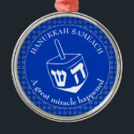 HANUKKAH SAMEACH | Chanukah | Dreidel Julgransprydnad Metall<br><div class="desc">Snyggt HANUKKAH SAMEACH Ornament med faux silver Star av David i ett mönster i sidled och en stor vit dröm i mitten. Bakgrunden färg är Cobalt Blue. Texten lyder HANUKKAH SAMEACH längst upp och EN UNDERBAR MIRACLE HÄNDE I grund. Båda är ANPASSADEN om du vill ersätta med en namn eller...</div>